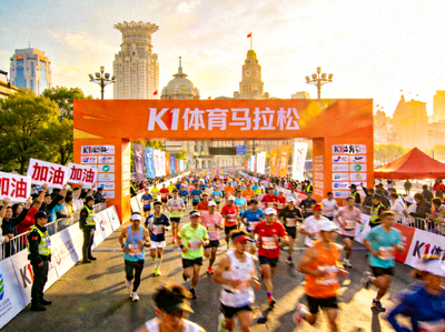 K1体育策划的大型城市马拉松赛事活动现场，人群涌动